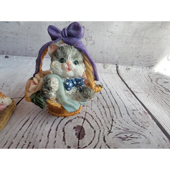 2 Kitty Resin Figures Gray Orange Tabby Cats knick Knacks In Basket Hat - Picture 2 of 9